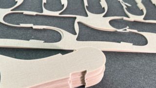 Adhésif thermofusible pour semelles intercalaires et matériaux supérieurs en Kevlar – Traitement multi-matériaux