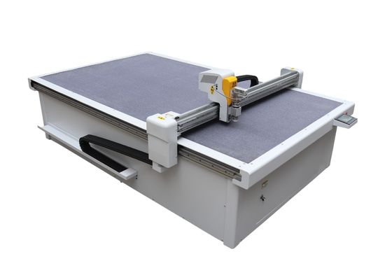 Bon prix Machine à découper automatique pour le traitement du cuir destinée à l'équipement direct de l'énergie électrique en ligne
