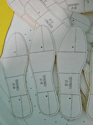 Bon prix Machine de marquage de chaussures à haute précision commandée par ordinateur avec une surface de travail de 1200 x 900 mm pour le dessus et le vapeur des chaussures en ligne