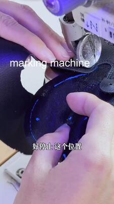 Bon prix Machine de marquage à jet d'encre contrôlée par ordinateur avec une zone de travail de 1200 x 900 mm et un système de traçage UV pour empeignes de chaussures en ligne