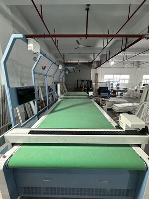 Machine de découpe de cuir CNC IB1660 à double tête avec une plage de découpe de 1600 mm x 6000 mm et une haute précision pour le cuir véritable